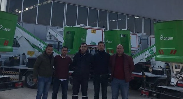 По автомагистралям доставлялись телескопические машины.